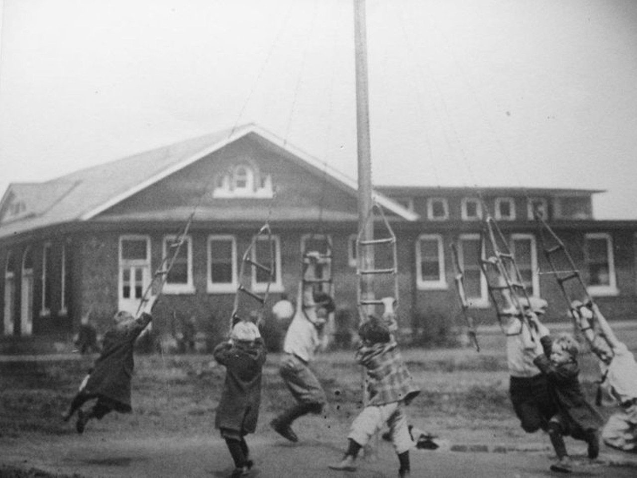 1927 - Children playing at Ormsby Village.
Looks totally safe.