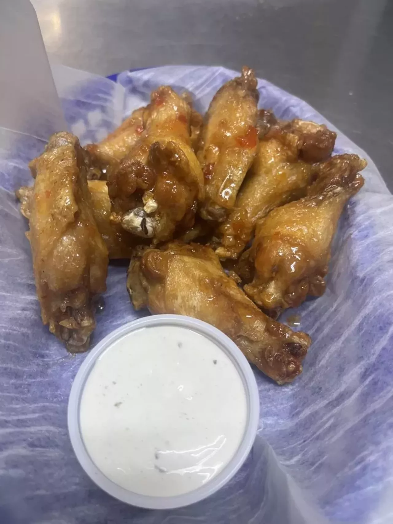 Beargrass Creek Tavern
7 wings, 9 different sauce choices! Choose between Mild, Medium, Hot, Mikes Spicy Garlic, Smokey BBQ, Caribbean, Honey Gold.  Or try either of our dry rubs:  Louisville Spice or Lemon Pepper.