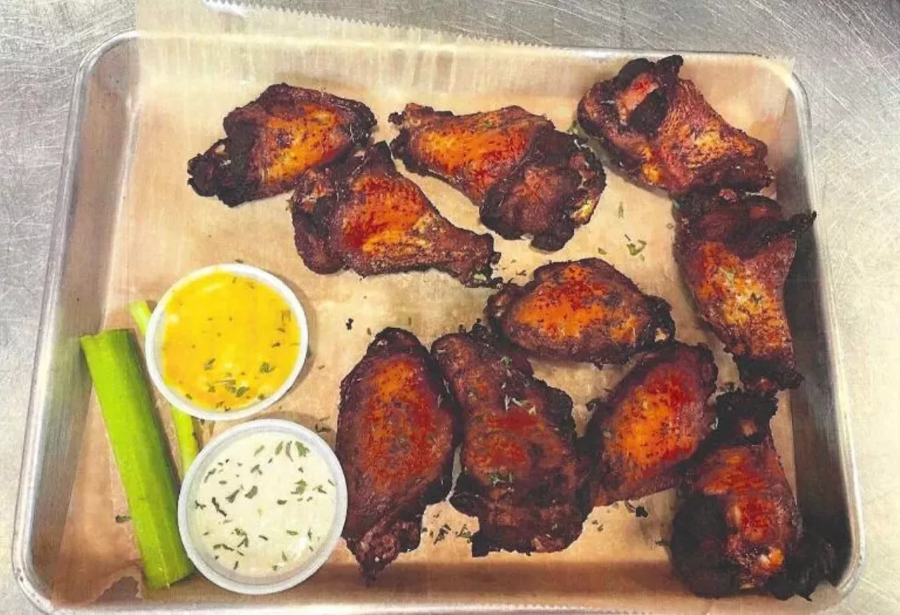 BoomBozz Taphouse - Highlands
6 of our House Jumbo Award Winning Wings, Dry rubbed and Marinated for 24 hours in our special house dry rub blend.