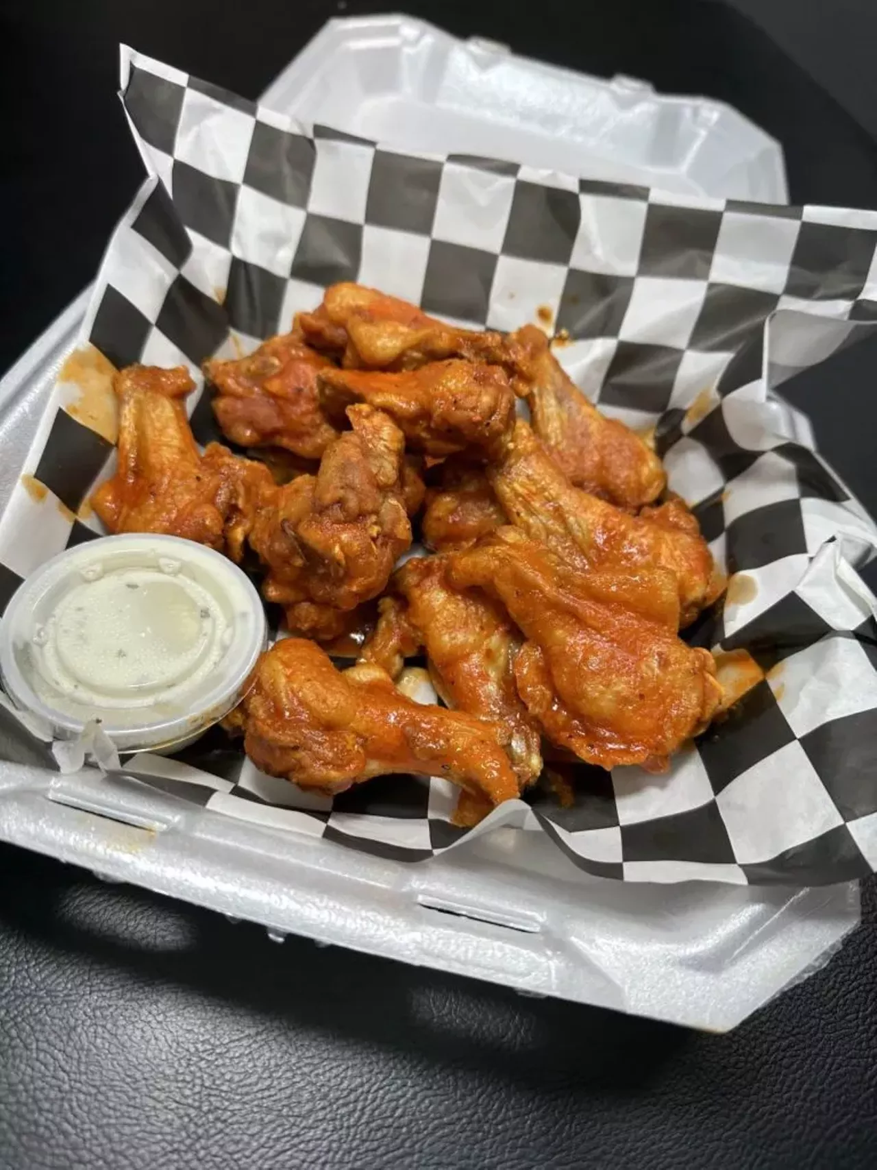 Cloverleaf Bar & Grill
7 wings with your choice of Stoney’s Buffalo Sauce or Big Ed's BBQ Sauce.