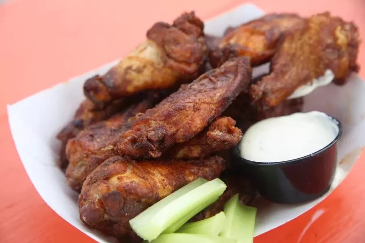 Country Boy Brewing
Country Boy Wings
6 house smoked jumbo wings using Big Hazard BBQ Rub then stone fired for a crispy crunch. Served with your choice of sauce.